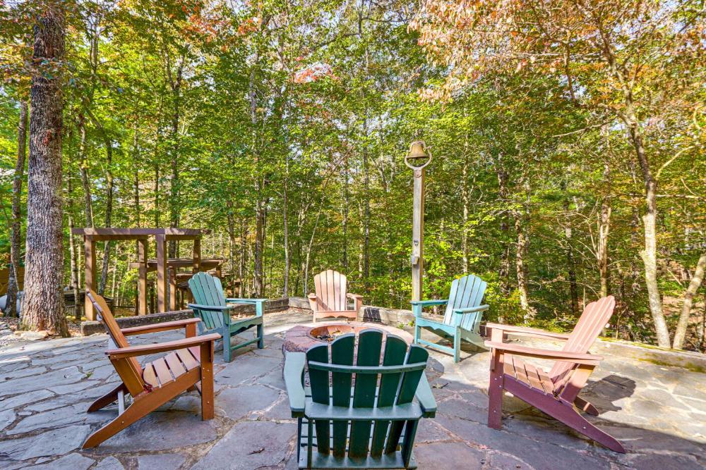 Blue Ridge Cabin with Hot Tub, Fire Pit, and Game Room